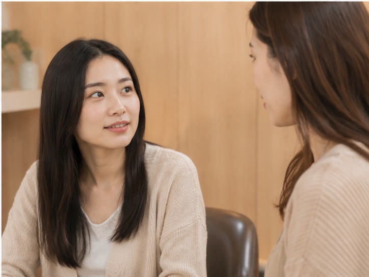 顧客與設計師討論髮質問題的互動畫面｜新竹 S.NO 空間共享沙龍